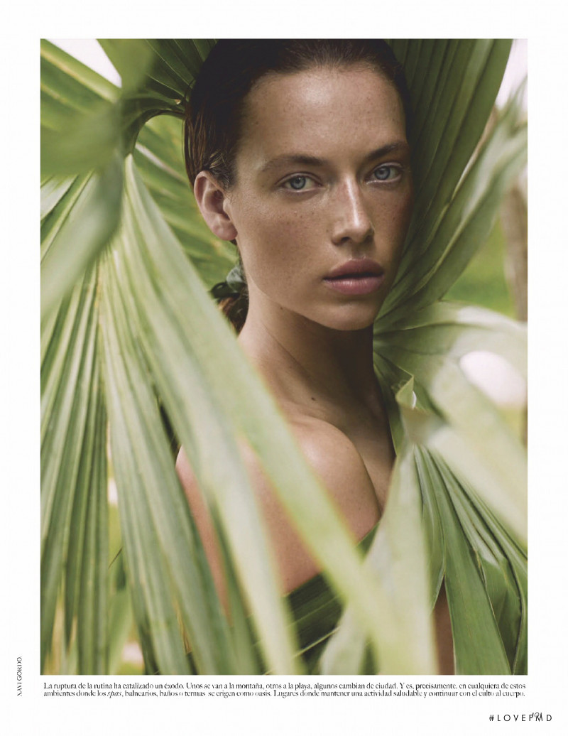 Hannah Ferguson featured in Vogue Belleza: Calma Como Actitud, June 2019