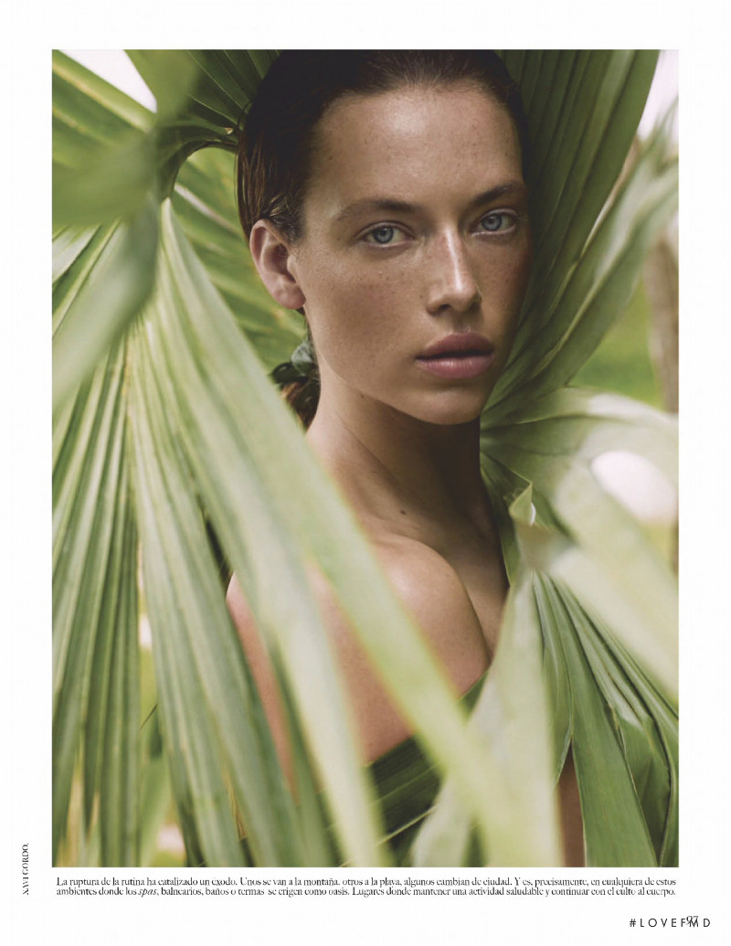 Hannah Ferguson featured in Belleza, June 2019