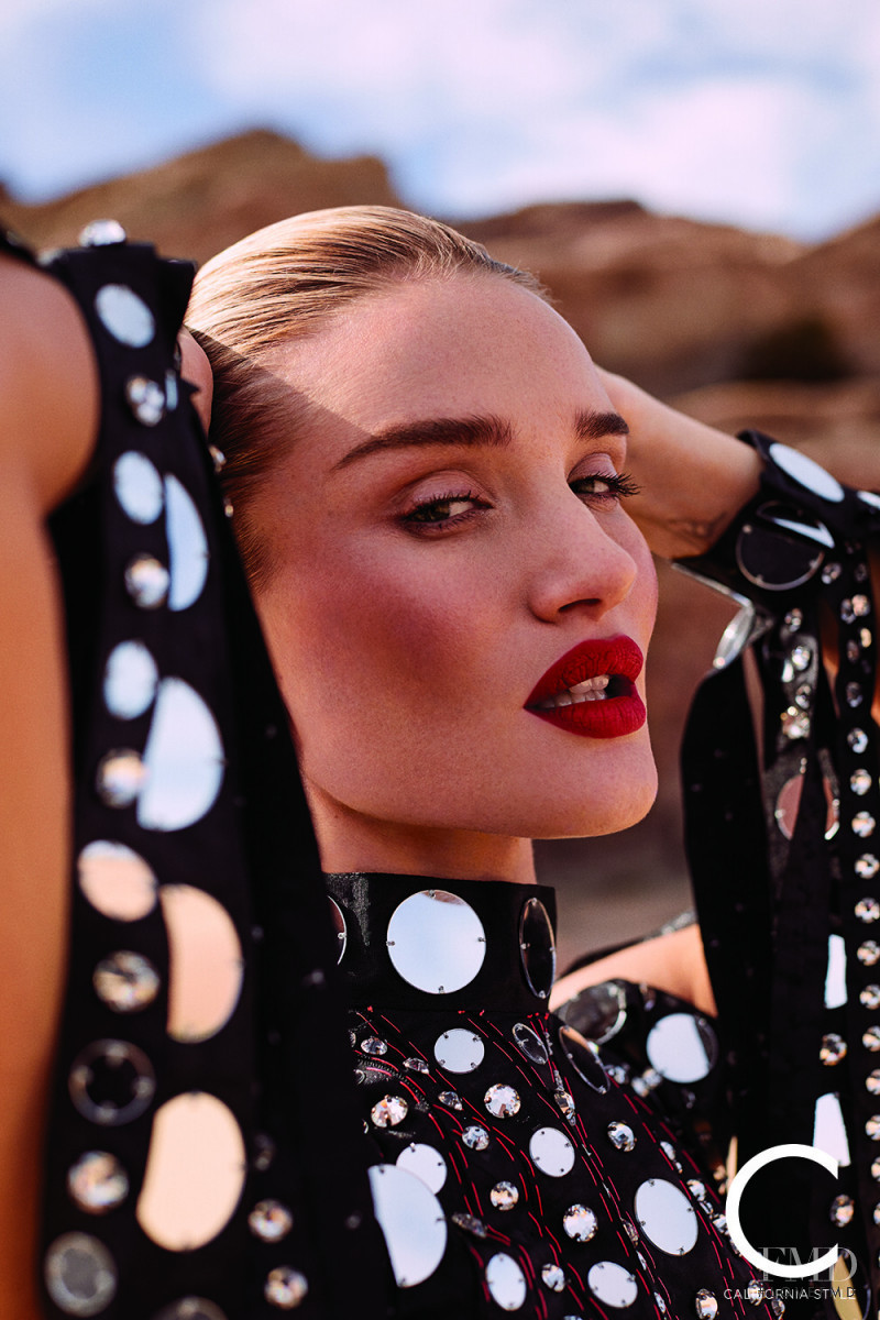 Rosie Huntington-Whiteley featured in Rosie Huntington-Whiteley, March 2019