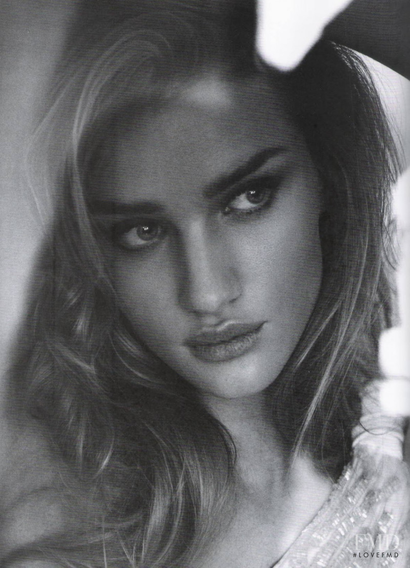 Rosie Huntington-Whiteley featured in Modelo De Transformação, April 2012