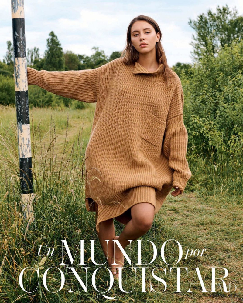 Iris Law featured in Un Mundo Con Concquistar, September 2020