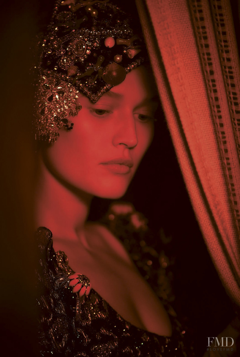 Toni Garrn featured in Todo De Mi, May 2017