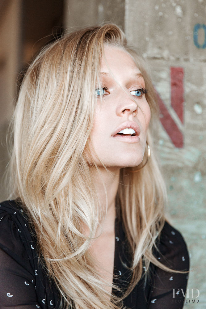 Toni Garrn featured in It\'s okay, Toni washes her hair a lot, too, February 2017