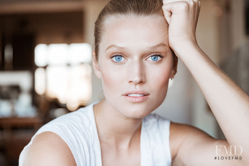 Toni Garrn featured in It\'s okay, Toni washes her hair a lot, too, February 2017