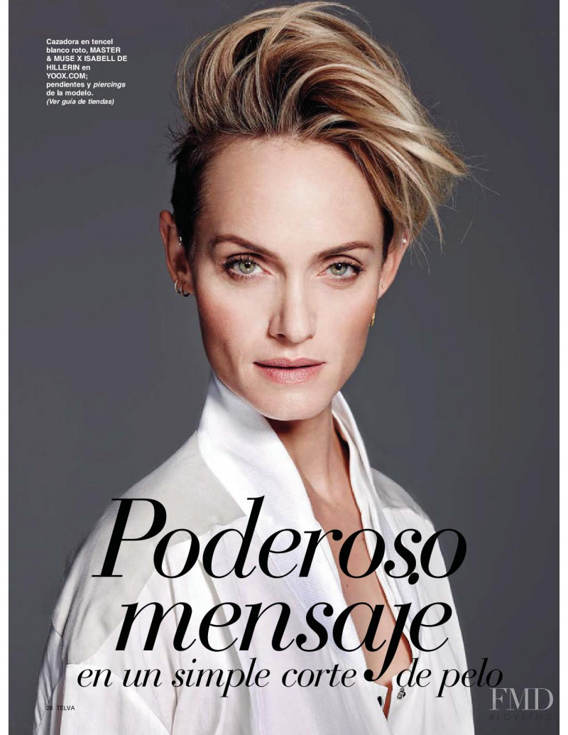 Amber Valletta featured in Poderoso mensaje en un simple corte de pelo, February 2015