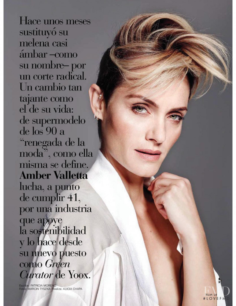 Amber Valletta featured in Poderoso mensaje en un simple corte de pelo, February 2015