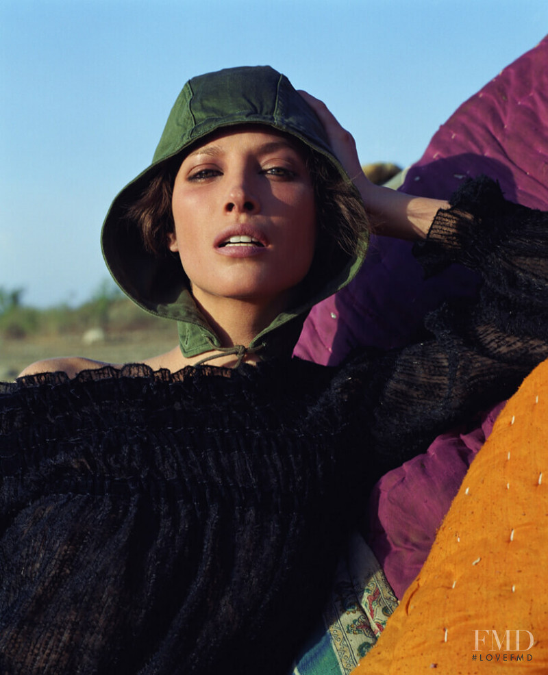 Christy Turlington featured in Bohème attitude, August 2001