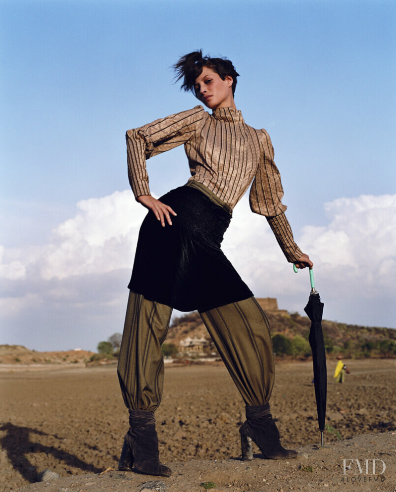 Christy Turlington featured in Bohème attitude, August 2001