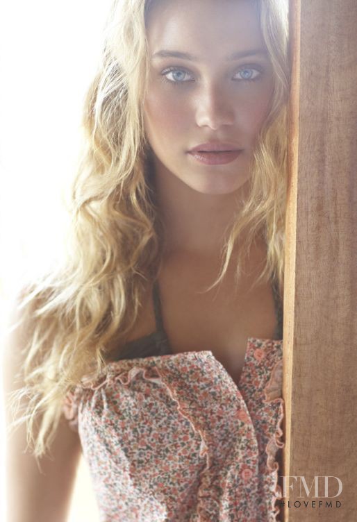 Hannah Davis Jeter featured in What to wear in paradise, June 2009