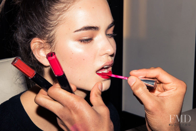 Robin Holzken featured in BEAUTY HOW-TO: THE ULTIMATE GUIDE TO STROBING, December 2015