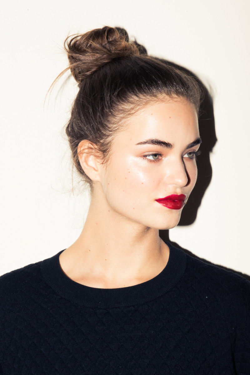 Robin Holzken featured in BEAUTY HOW-TO: THE ULTIMATE GUIDE TO STROBING, December 2015