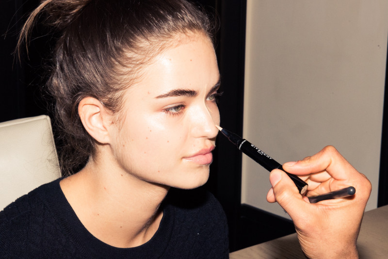 Robin Holzken featured in BEAUTY HOW-TO: THE ULTIMATE GUIDE TO STROBING, December 2015
