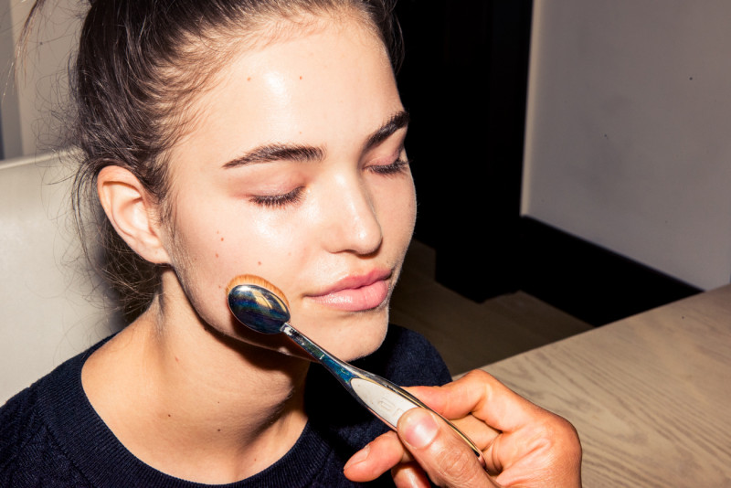 Robin Holzken featured in BEAUTY HOW-TO: THE ULTIMATE GUIDE TO STROBING, December 2015