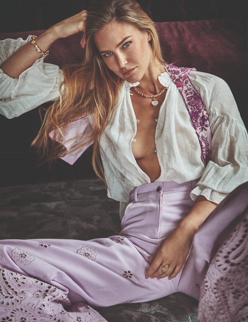 Bar Refaeli featured in El Reflejo De La Felicidad, December 2022