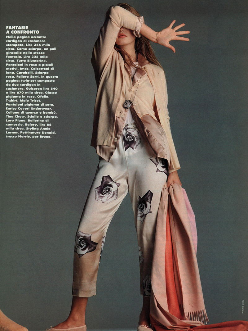 Claudia Schiffer featured in relax di lusso in cashmere e seta, February 1989