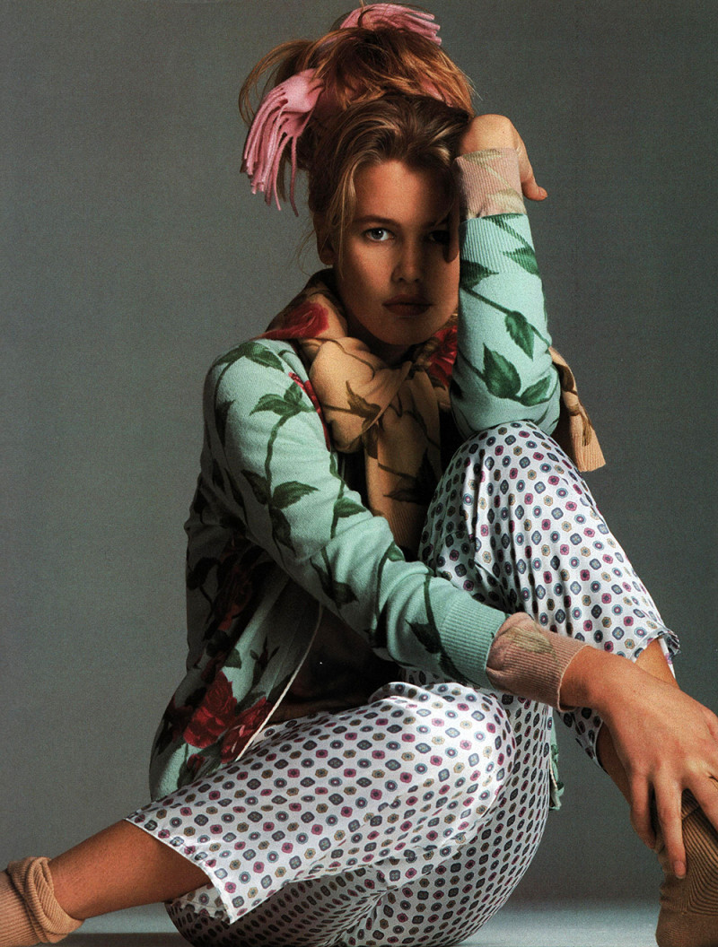 Claudia Schiffer featured in relax di lusso in cashmere e seta, February 1989