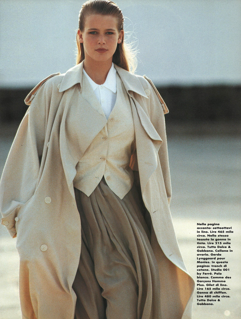 Claudia Schiffer featured in bianco su bianco, February 1989