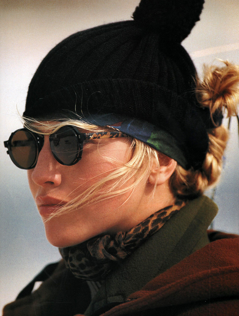 Claudia Schiffer featured in bellezza: strategie antifreddo, January 1989