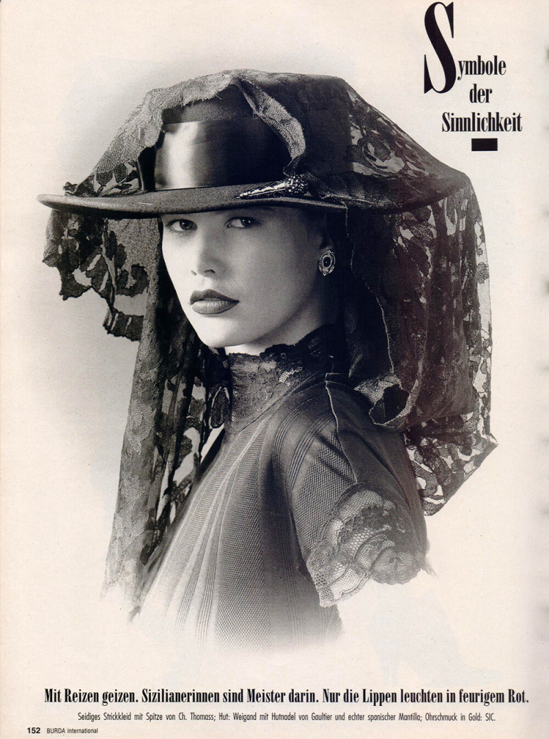 Claudia Schiffer featured in symbole der sinnlichkeit, January 1989