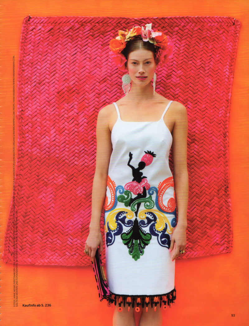 Alyssa Sutherland featured in VIVAN las flores, May 2001