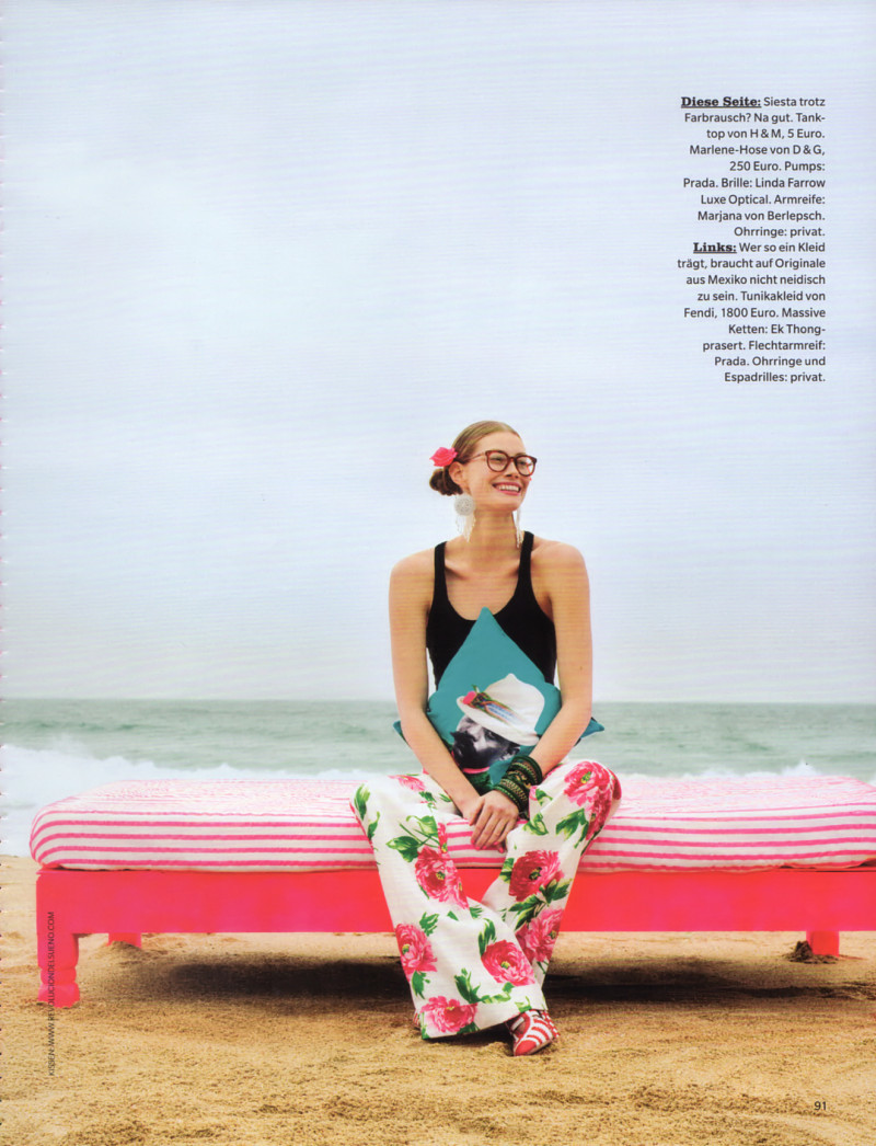 Alyssa Sutherland featured in VIVAN las flores, May 2001