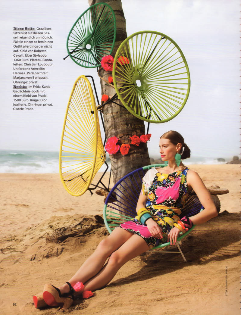 Alyssa Sutherland featured in VIVAN las flores, May 2001