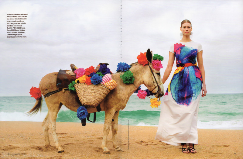 Alyssa Sutherland featured in VIVAN las flores, May 2001