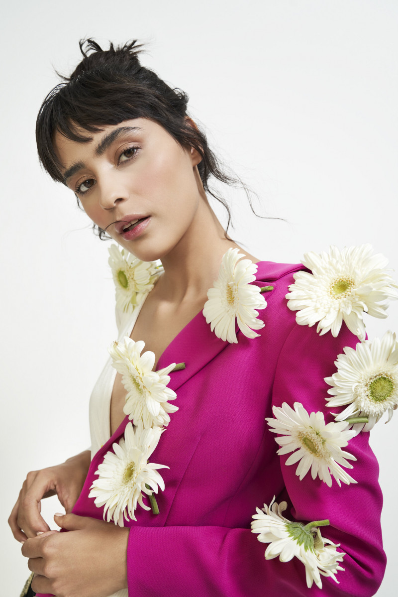 Zaira Gonzalez featured in Flores y color, November 2020