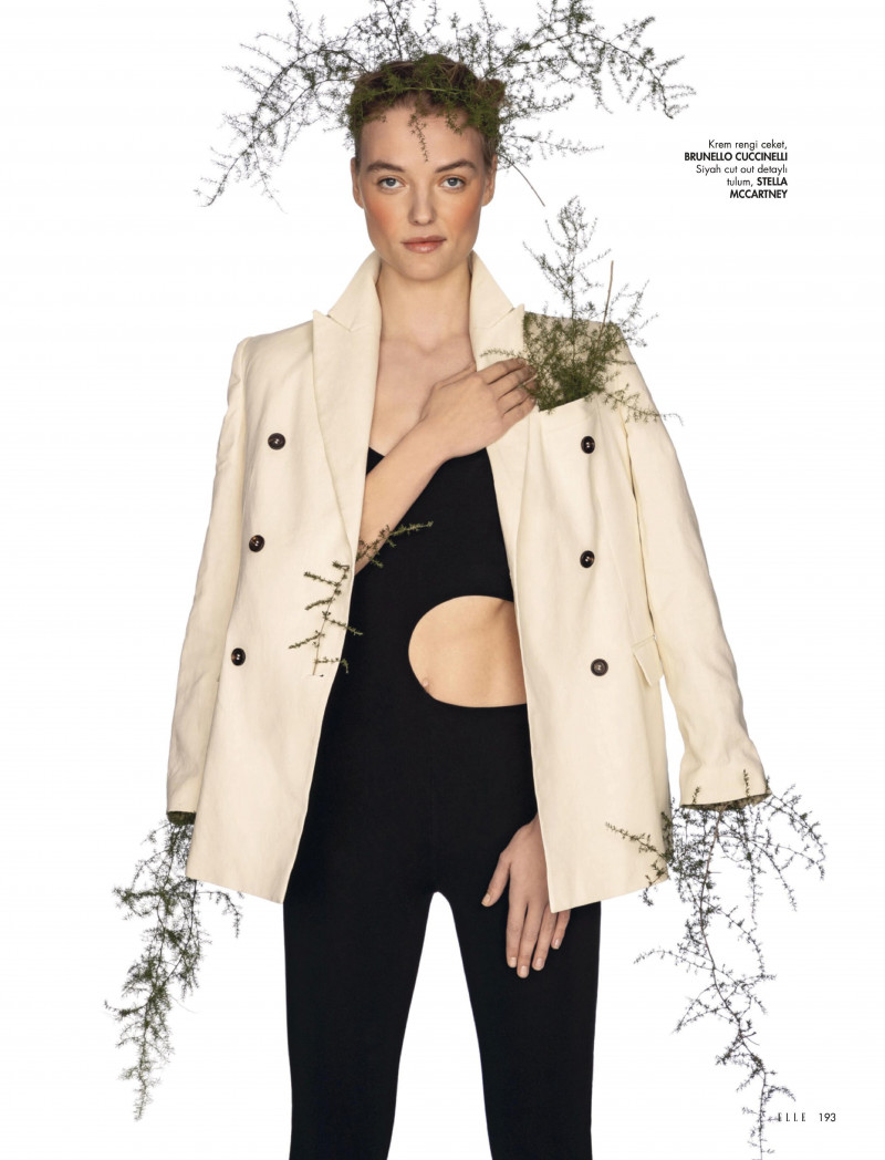 Roos Abels featured in Yemyesil Moda, May 2022