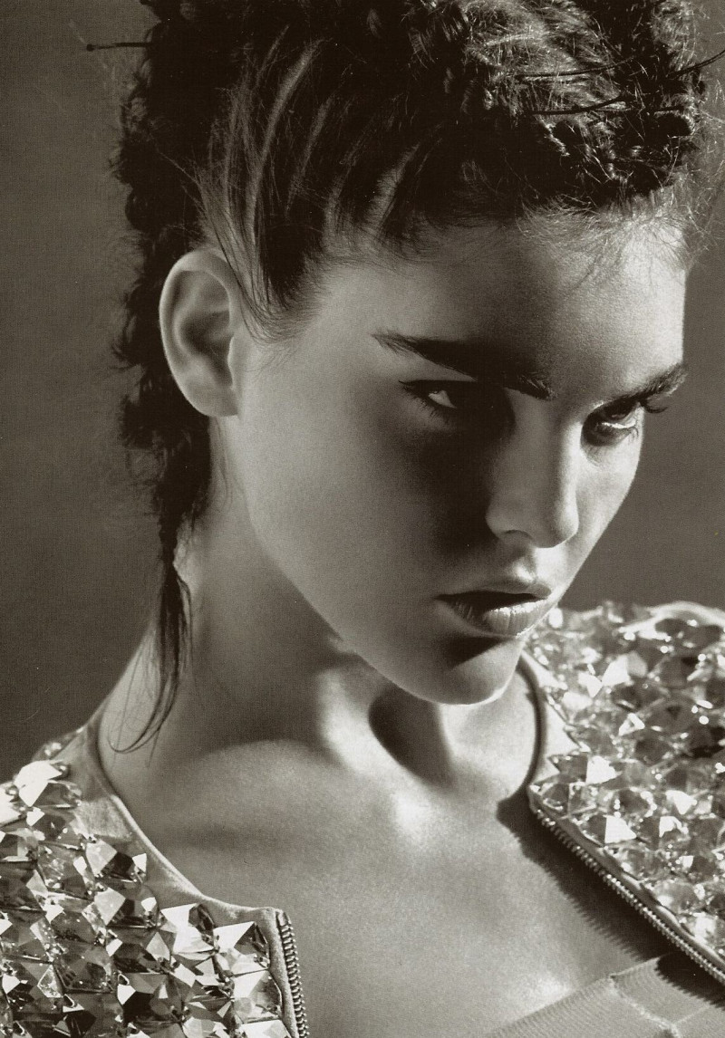 Hilary Rhoda featured in Allure d\'Aréne, December 2006