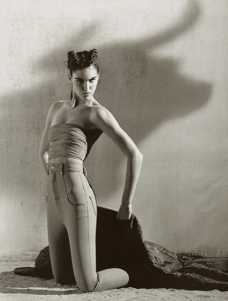 Hilary Rhoda featured in Allure d\'Aréne, December 2006