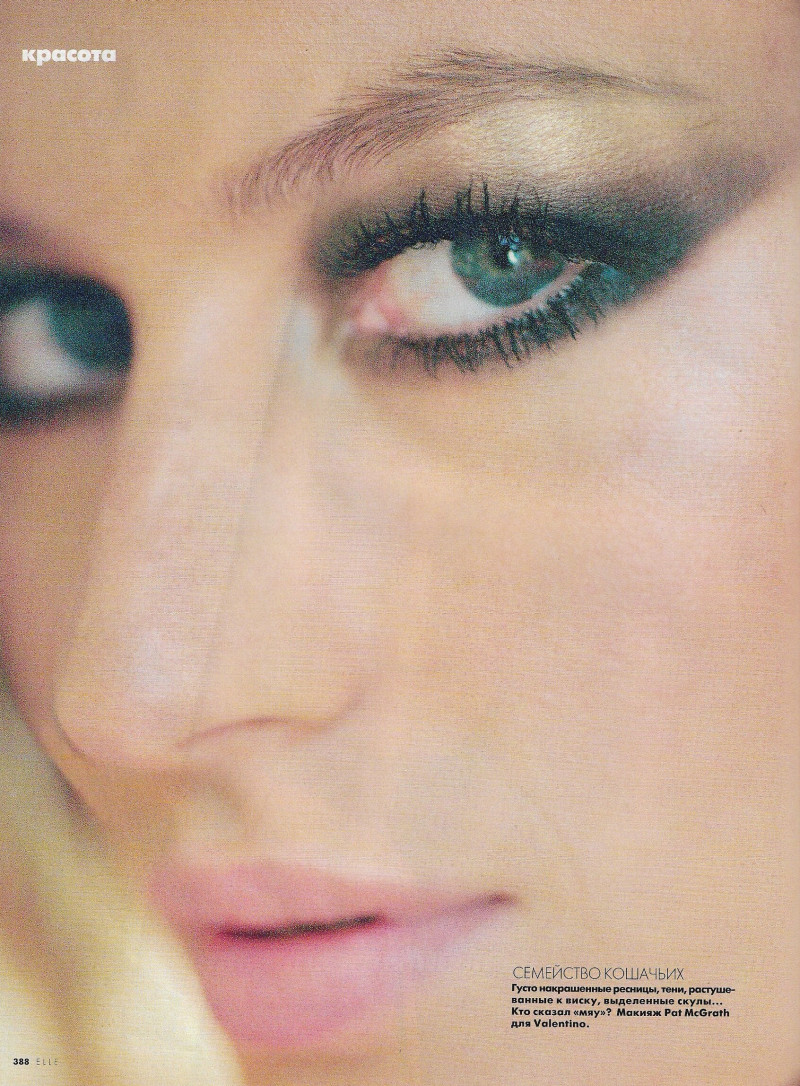 Gisele Bundchen featured in Beauty, April 2003