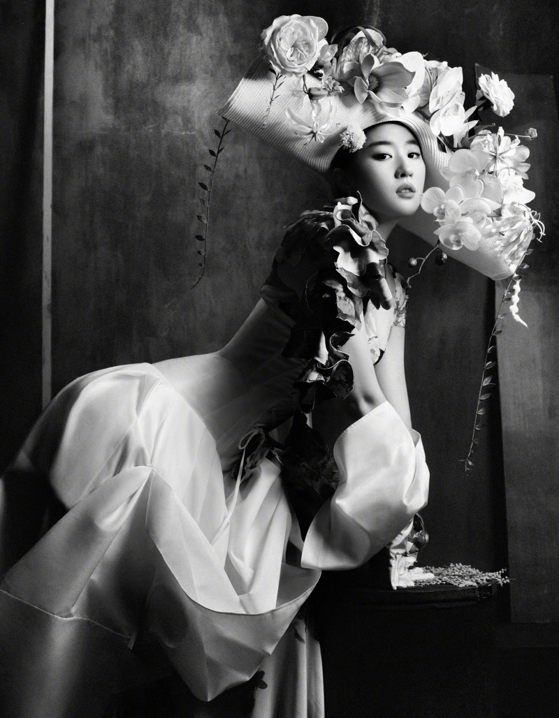 Liu Yi featured in Liu Yifei, March 2023