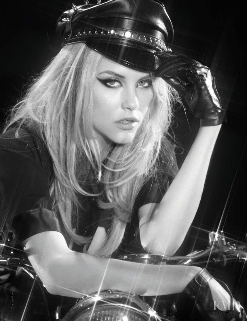 Ashley Smith featured in Besoin De Personne, March 2013