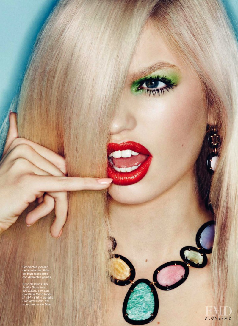 Daphne Groeneveld featured in Alguien Nos Mira, April 2013