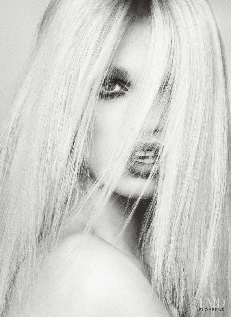 Daphne Groeneveld featured in Alguien Nos Mira, April 2013