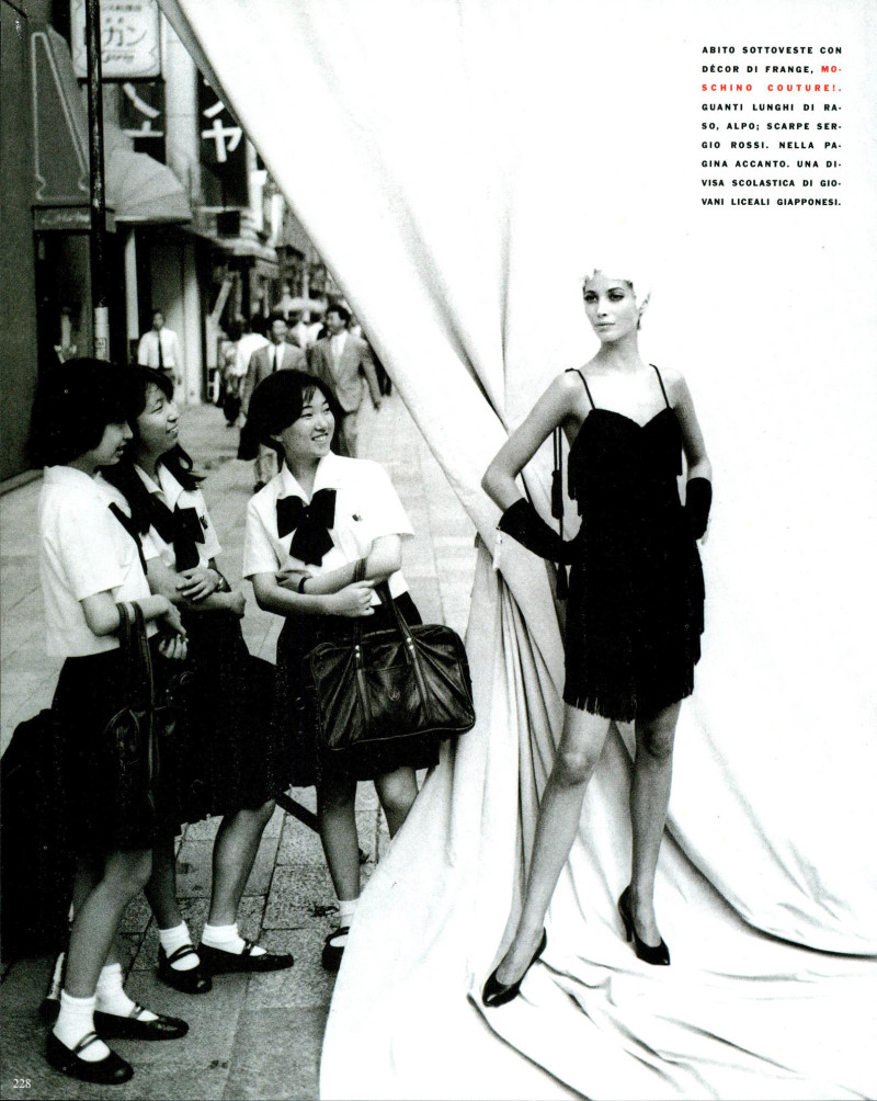 Christy Turlington featured in Trionfa la moda italiana in Giappone, November 1990