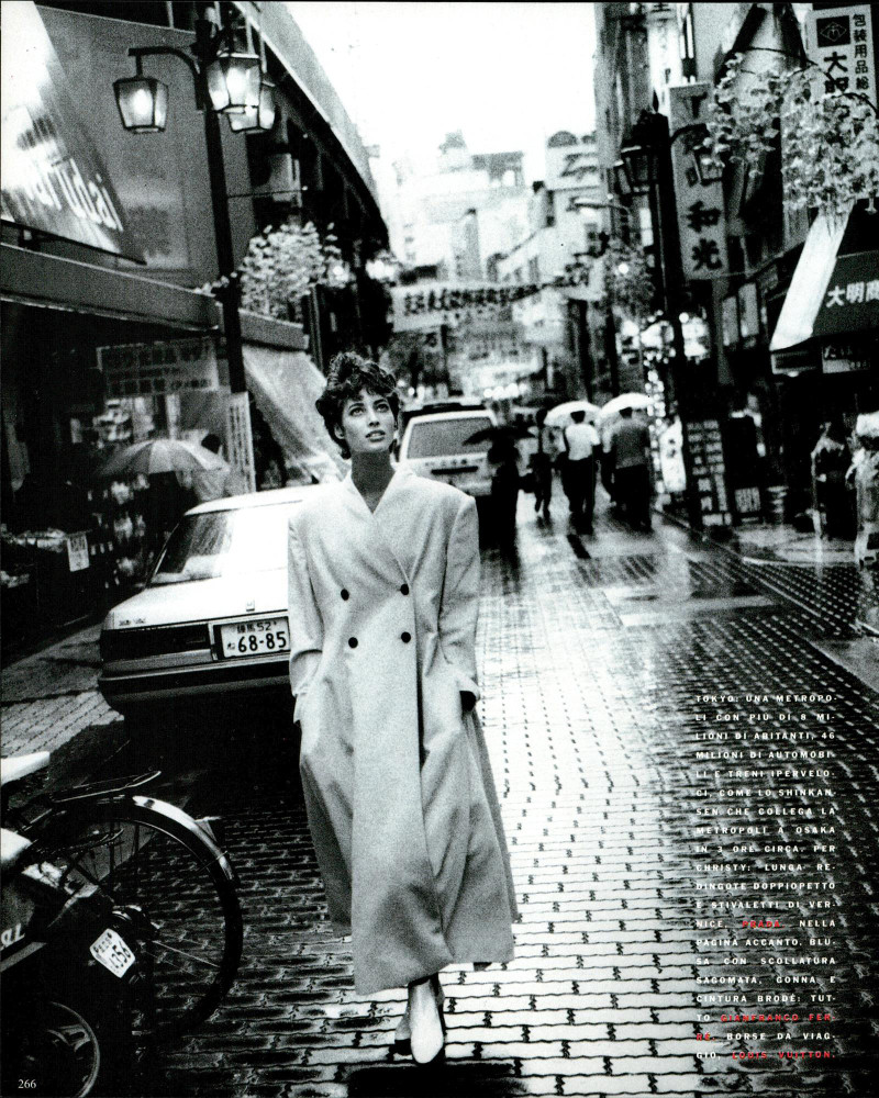 Christy Turlington featured in Trionfa la moda italiana in Giappone, November 1990