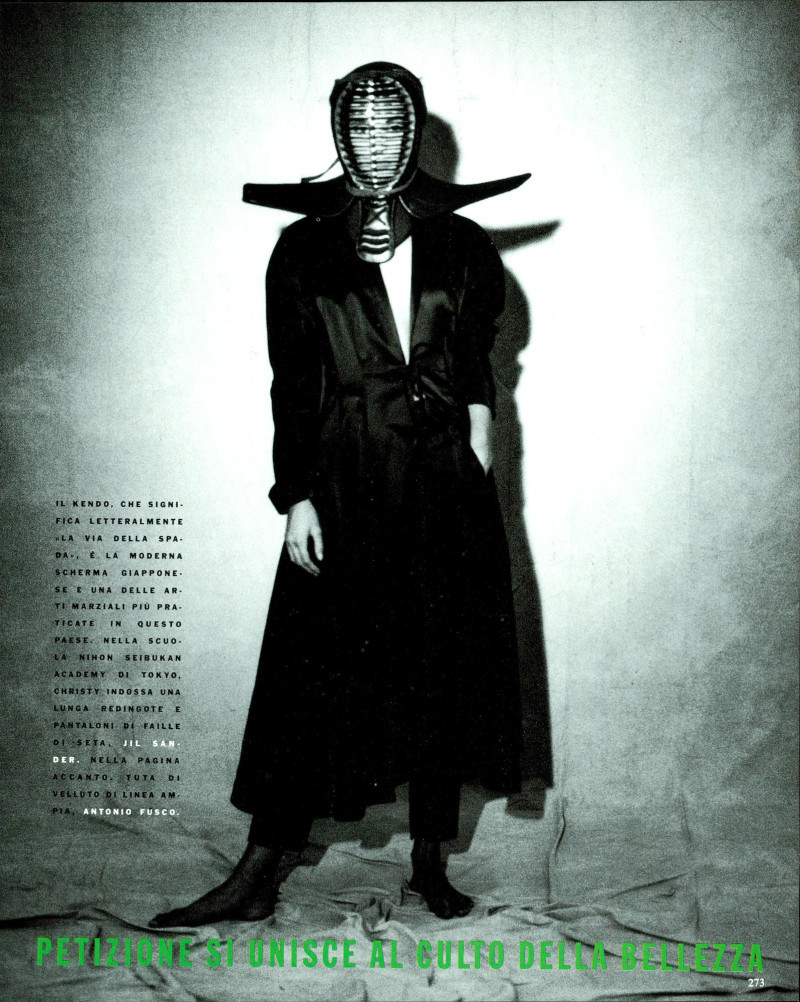 Christy Turlington featured in Trionfa la moda italiana in Giappone, November 1990