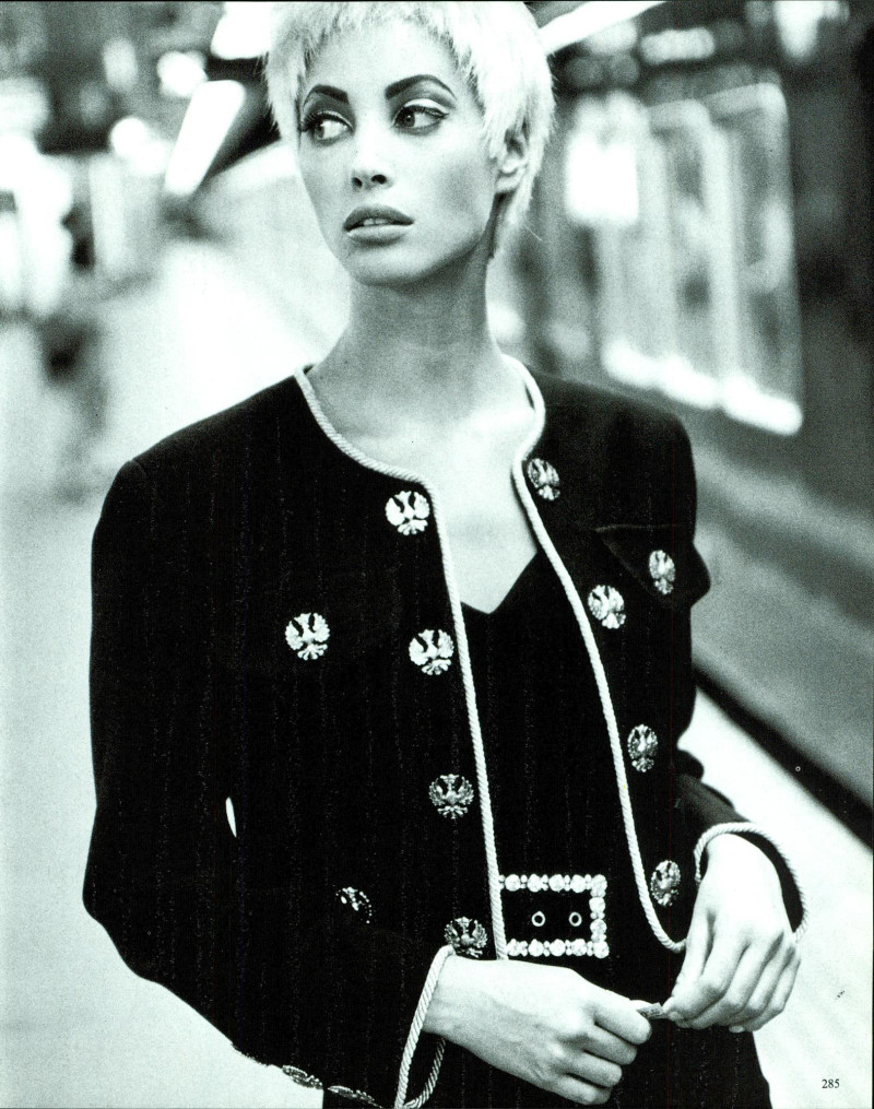 Christy Turlington featured in Trionfa la moda italiana in Giappone, November 1990