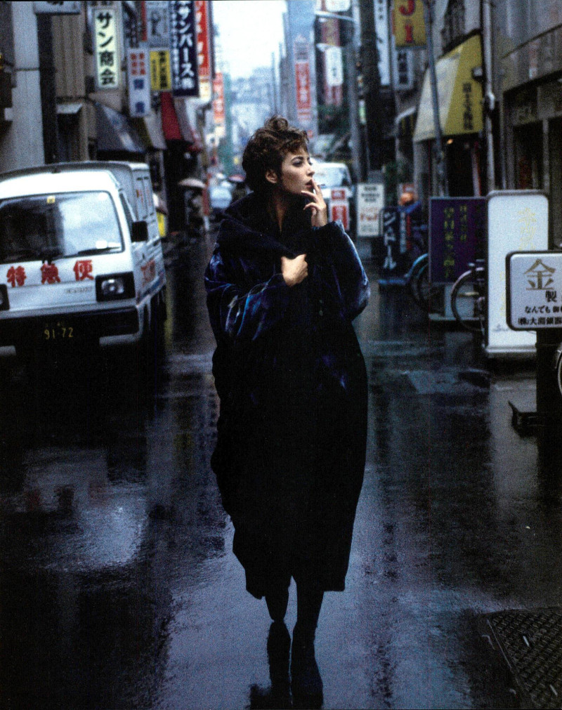 Christy Turlington featured in Trionfa la moda italiana in Giappone, November 1990