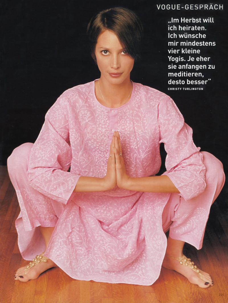 Christy Turlington featured in Wege ins gluck, May 2001