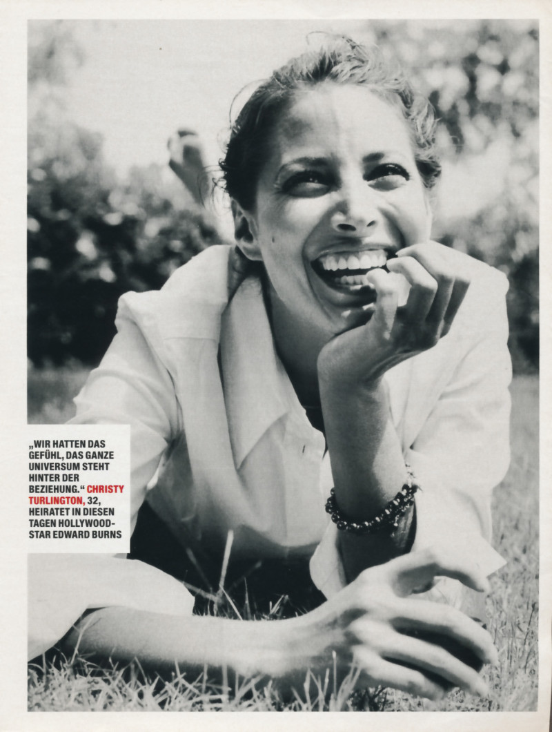 Christy Turlington featured in Die philosphin im Brautkleid, November 2001