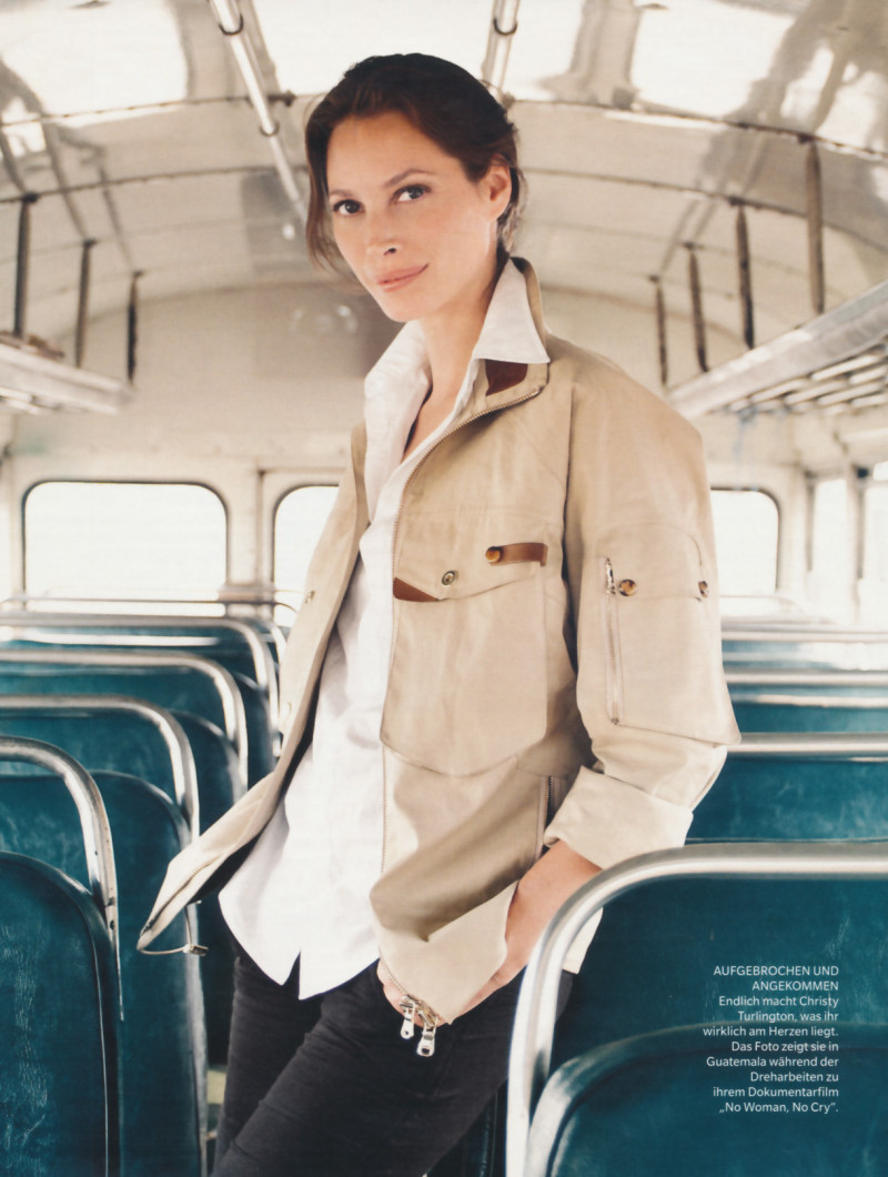 Christy Turlington featured in Schon und gut, October 2009