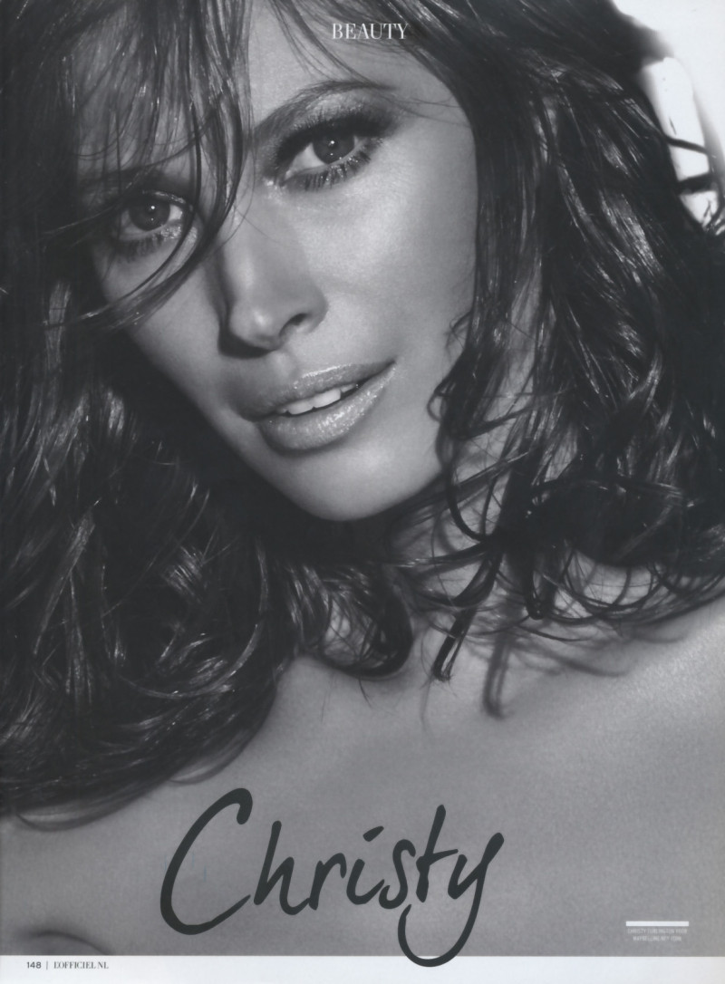 Christy Turlington featured in Super rol model, October 2010