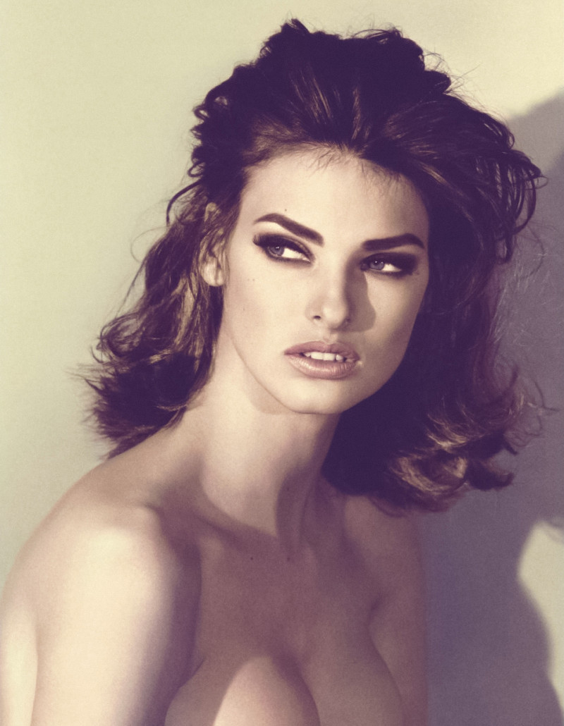 Linda Evangelista featured in Con Solo Una Mirada , October 2023