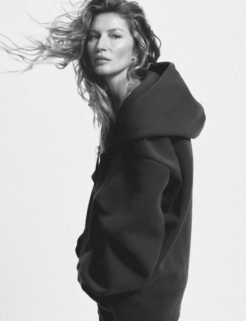 Gisele Bundchen featured in Gisele Buendchen Porte Haut L\'esprit De La Saison, August 2023