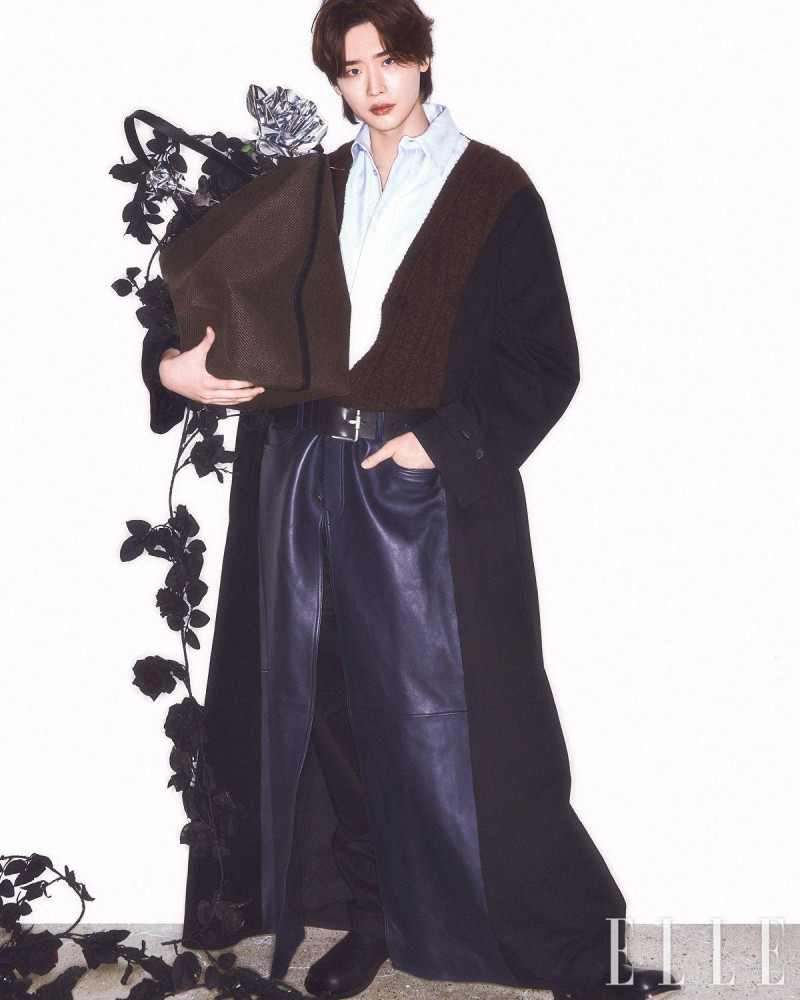 Lee Jong-Suk walks through the night with brisk strides, August 2024