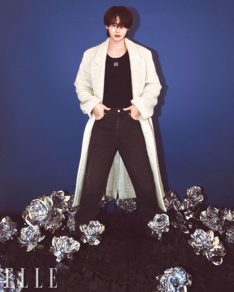 Lee Jong-Suk walks through the night with brisk strides, August 2024
