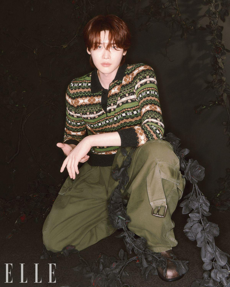 Lee Jong-Suk walks through the night with brisk strides, August 2024